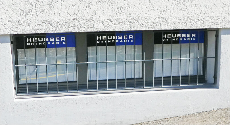 Heusser Orthopädie-Technik AG, Albisstrasse 33, 8134 Adliswil, RIESEN PRINTMEDIA - Beschriftung Adliswil - Schaufenster - Klebefolie