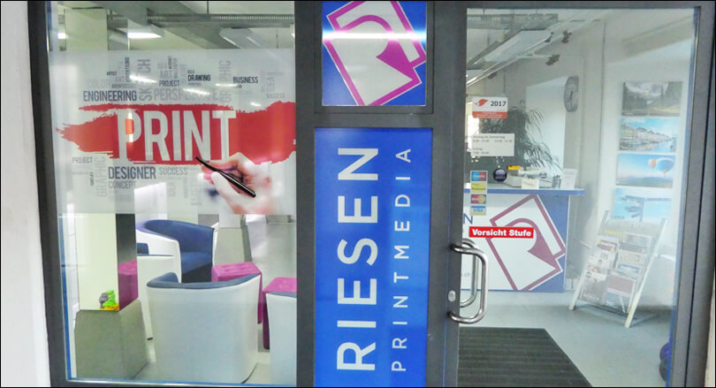 RIESEN PRINTMEDIA - Adliswill - Beschriftung - Lochfolie