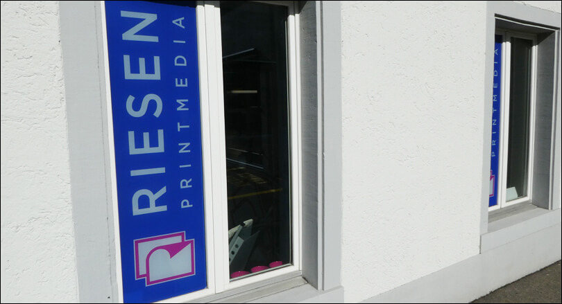 RIESEN PRINTMEDIA - Adliswill - Beschriftung - Lochfolie