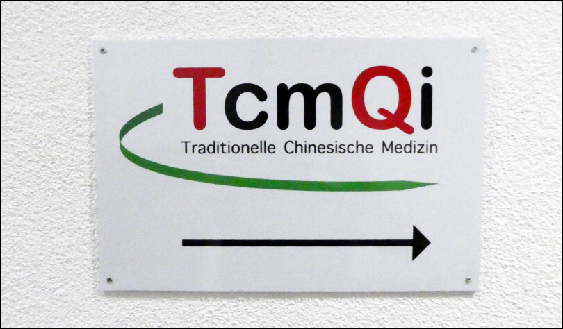 Wir möchten uns gerne um Ihre Gesundheit und um Ihr Wohlergehen kümmern. Profitieren Sie von der 3000-jährigen Tradition der chinesischen Heilkunde. Empfang in der Praxis Wenn Sie bei uns Hilfe suchen, so beginnt das natürlich mit einer Diagnose unseres erfahrenen Arztes. Sie umfasst primär einmal die Beobachtung und das Gespräch. Dann folgen spezielle Untersuchungen. Dabei sind insbesonders die Inspektion der Zunge und das sorgfältige Fühlen des Pulses von grosser Wichtigkeit. Und dann schlagen wir eine passede Behandlung vor.